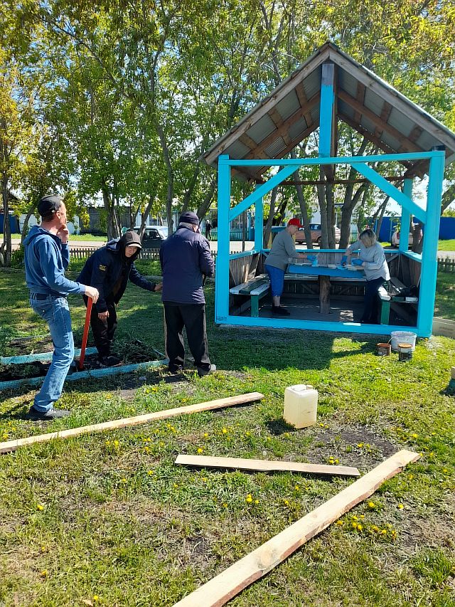 Субботник по уборке спортивной площадки.